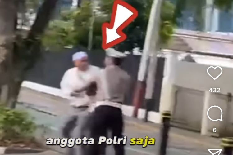 Insiden pemukulan seorang pengendara sepeda motor kepada seorang petugas Satuan Lalu Lintas Polresta Pontianak, Kalimantan Barat (Kalbar) terekam kamera dan viral di media sosial, Selasa (28/5/2024).