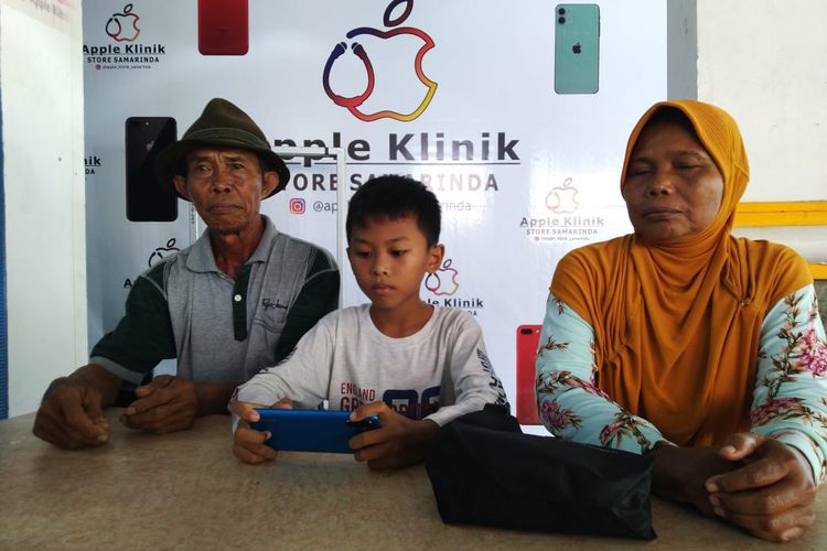 Kakek Yatmin (kiri) bersama cucu Satria (tengah) dan istri Lasinem (kanan) saat ditemui Kompas.com di Jalan Cendana, Samarinda, Kaltim, Minggu (21/6/2020). 