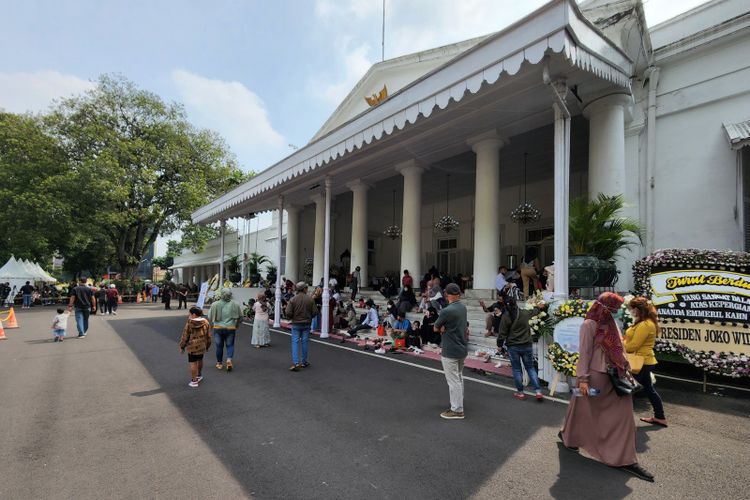 Warga yang tengah bertakziah untuk putra sulung Gubernur Jawa Barat Ridwan Kamil di Gedung Pakuan, Kota Bandung, Jawa Barat, Minggu (12/6/2022).