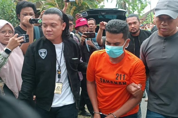 Riswan Lubis (41) dihadirkan saat Satreskrim Polrestabes Medan menggelar pra rekonstruksi di Jalan Balai Desa, Kecamatan Helvetia, Kota Medan pada Jumat (25/7/2025). 