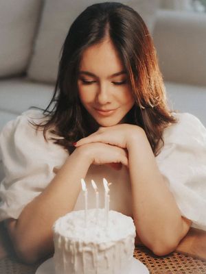 Di usia 45, Wulan Guritno tampil fresh bak ABG. Ini 5 gayanya usai jalani oplas kecantkan.