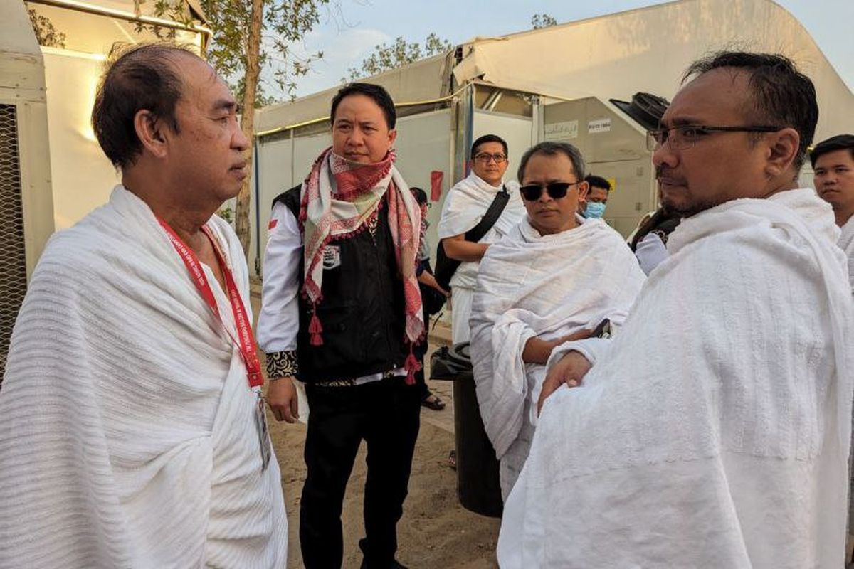 Ashabul Kahfi (kiri) bersama jemaah haji lain di Arafah, Arab Saudi.