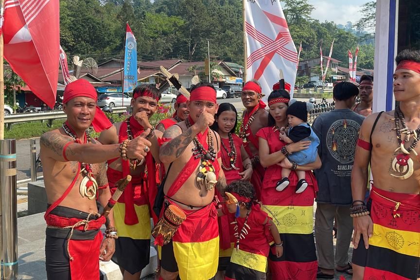 Saat Masyarakat Adat Dayak Ikut Upacara Kemerdekaan di PLBN Entikong...