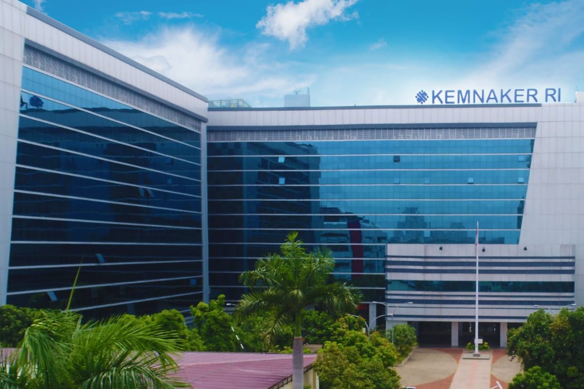 Tampak gedung Kementerian Ketenagakerjaan (Kemenaker) Republik Indonesia (RI) di Jakarta, Indonesia.