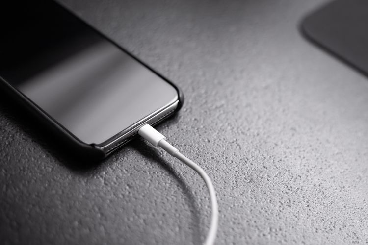 Bolehkan mengecas iPhone menggunakan adaptor MacBook?