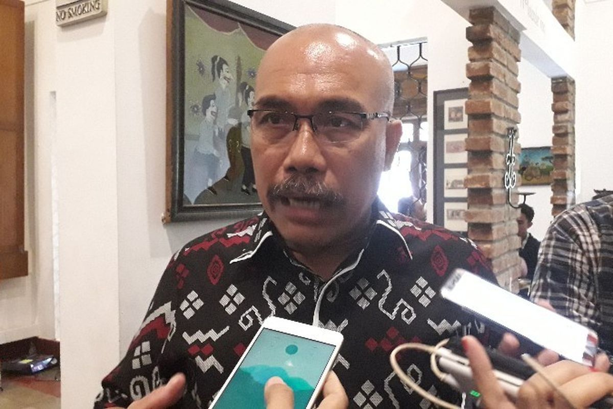 Ketua Forum Warga Kota Jakarta, Azas Tigor Nainggolan usai diskusi kinerja Gubernur DKI Jakarta di Bakoel Coffee, Cikini, Jakarta Pusat pada Kamis (10/1/2019).