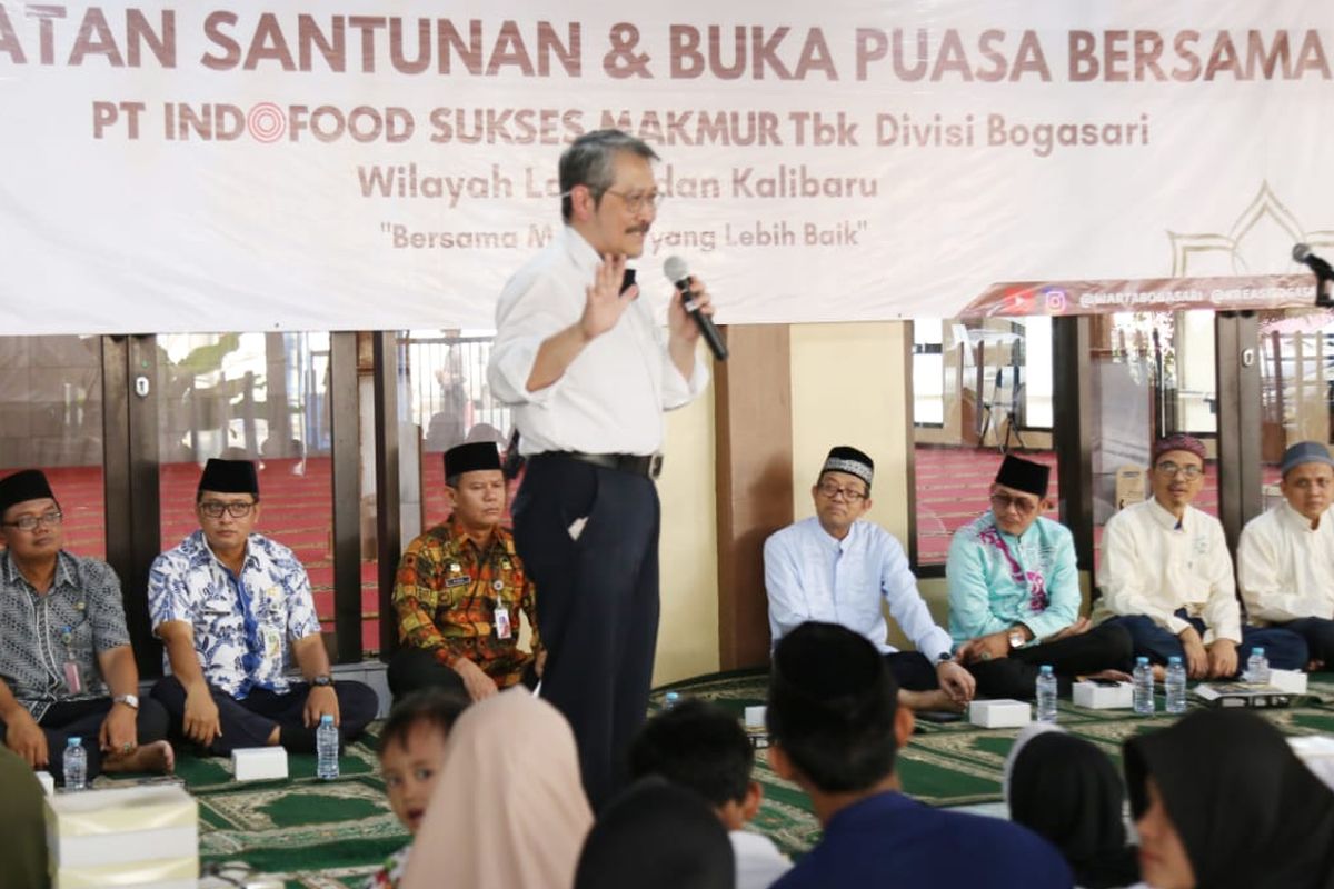 Bogasari berbagi paket sembako kepada ribuan warga dan ratusan anak-anak yatim.