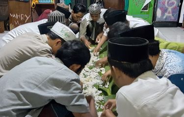Tradisi Mayoran, Makan Bersama Beralaskan Daun Pisang di Ponpes ...