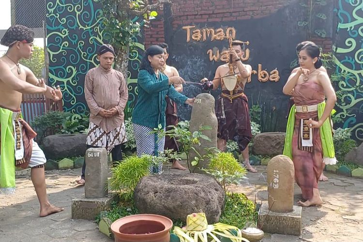 Dinas Pendidikan dan Kebudayaan Kabupaten Purworejo, Jawa Tengah, menggelar kegiatan Reresik Watu Purba. Hal ini dilakukan dalam rangka peringatan Hari Purbakala Nasional yang ke 110.   Peringatan itu dilaksanakan di Musium Tosan Aji Purworejo, pada Rabu (14/6/2023). 