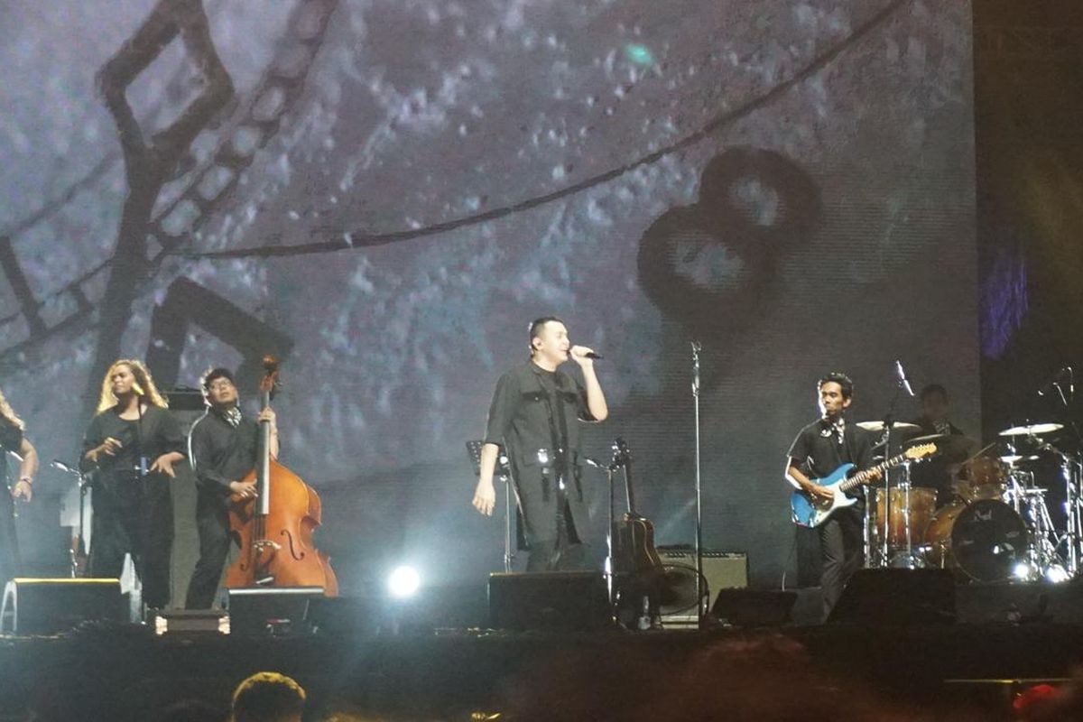 Penyanyi Tulus tampil di hari ketiga We The Fest 2019 di Jiexpo, Kemayoran, Jakarta Pusat, Minggu (21/7/2019).