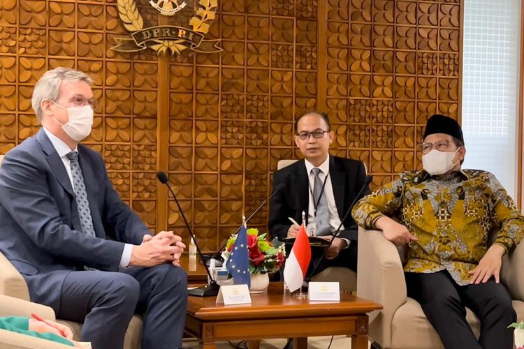 Wakil Ketua DPR Muhaimin Iskandar bertemu Duta Besar Uni Eropa untuk Indonesia Vincent Piket di Kompleks Parlemen, Jakarta, Senin (25/22/2022). 