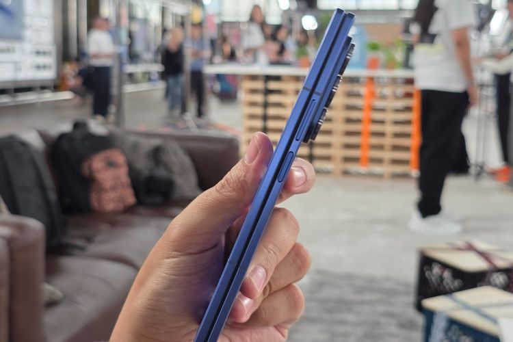 Dimensi Samsung Z Fold 7 secara lengkap adalah 158,4 × 72,8 × 8,9 mm (folded) dan menjadi 158,4 × 143,2 × 4,2 mm (unfolded). Bobotnya adalah 215 gram, lebih ringan 24 gram dari Samsung Z Fold 6.