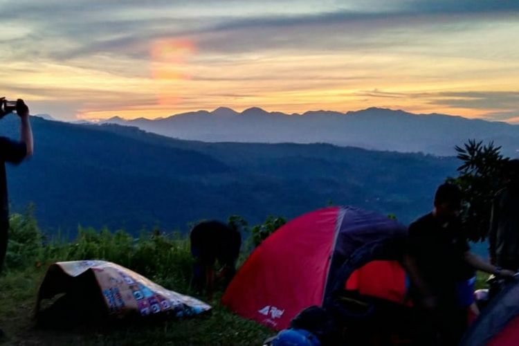 Kawasan wisata camping ground, Nangorak Camp di Sumedang, Jawa Barat ramai dikunjungi wisatawan sejak kembali dibuka di fase New Normal, Jumat (3/7/2020). AAM AMINULLAH/KOMPAS.com