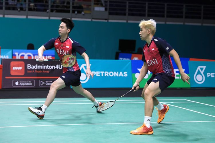 Ganda putra Indonesia, Marcus Fernaldi Gideon/Kevin Sanjaya Sukamuljo, saat hendak mengembalikan bola dalam pertandingan melawan wakil tuan rumah, Man Wei Chong/Kai Wun Tee, di 32 besar Malaysia Open 2023. Selanjutnya, Marcus/Kevin akan mengikuti India Open 2023 yang digelar pada 17-22 Januari 2023. Pada babak pertama, Marcus/Kevin dipertemukan dengan Leo Rolly Carnando/Daniel Marthin.