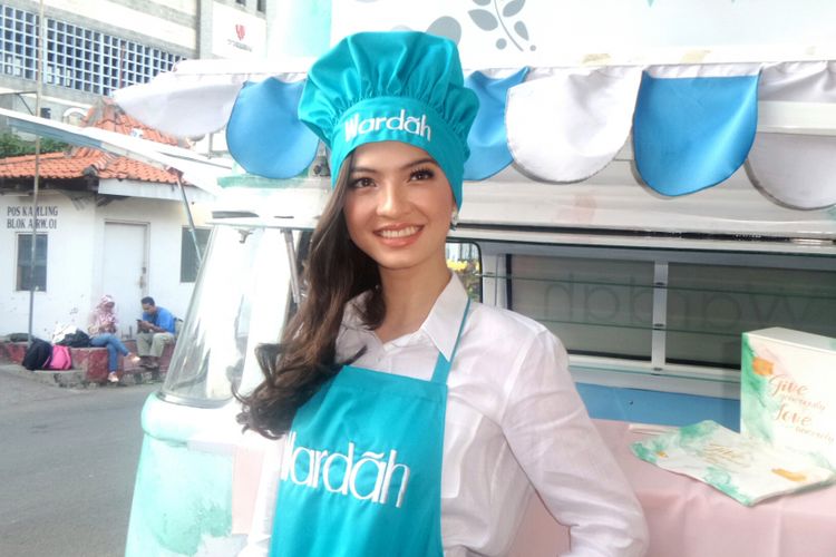 Raline Shah diabadikan dalam kegiatan Wardah Pop Up Kitchen di Rumah Singgah Yayasan Kanker Payudara Indonesia, Slipi, Jakarta Barat, pada Kamis (8/6/2017).