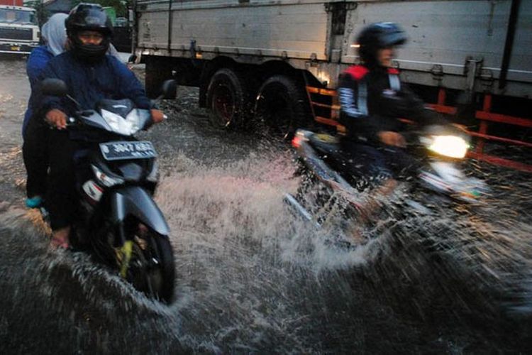 Jangan Ngebut, Segini Kecepatan Aman Sepeda Motor Melewati Banjir