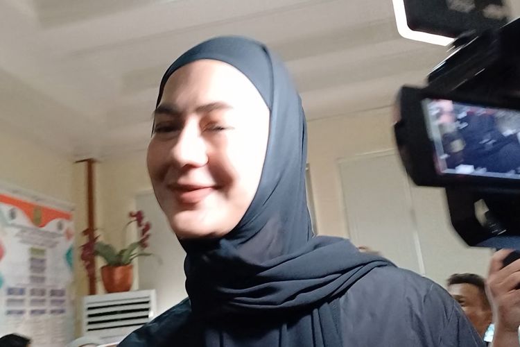 Hadiri Sidang Cerainya dengan Baim Wong, Paula Verhoeven Tebar Senyum Ditanya Bantahan Perselingkuhannya