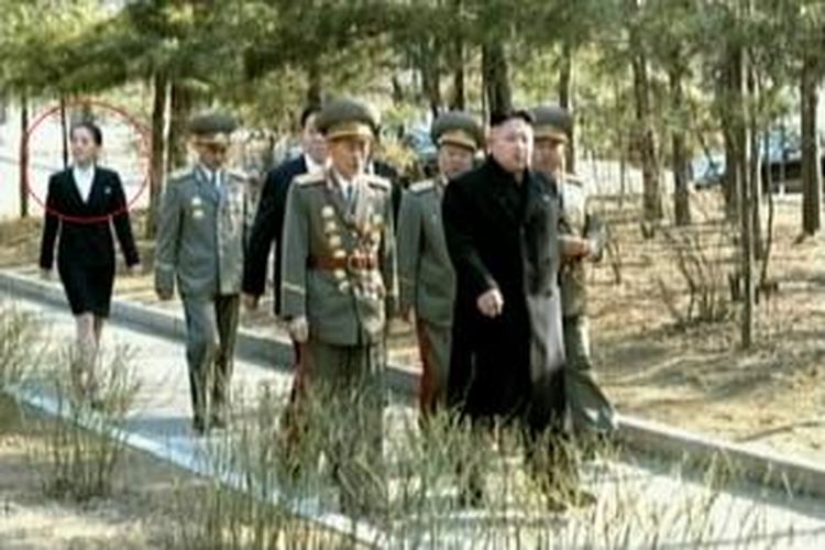 Foto ini diambil pada 9 Maret 2014 menampilkan Kim Yo-Jong (dilingkari), adik pemimpin Korea Utara Kim Jong-Un, datang untuk memberikan suara dalam pemilihan umum beberapa waktu lalu.