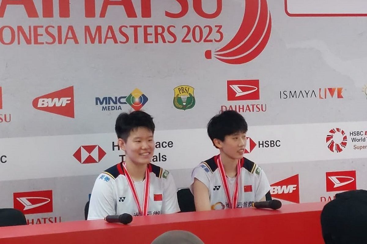 Ganda putri China, Sheng Shu/Zhang Shu Xian, dalam sesi konferensi pers usai menjuarai Indonesia Masters 2023 di Istora Senayan, Jakarta, Minggu (29/1/2023).