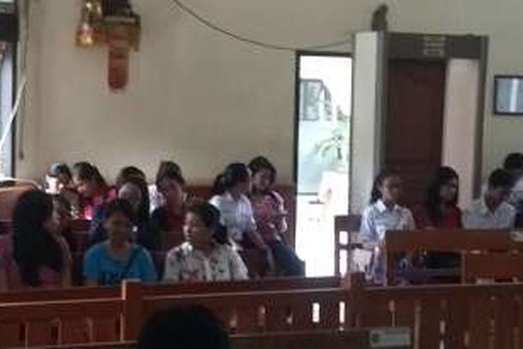 Pelajar SMAK Harapan memadati ruang sidang perkara pembunuhan Engeline di PN Denpasar. 