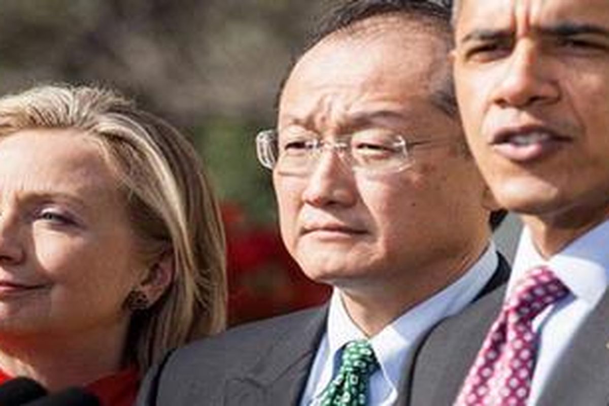 Presiden baru Bank Dunia Jim Yong Kim (tengah) bersama Presiden AS Barack Obama dan Menlu AS Hillary Clinton