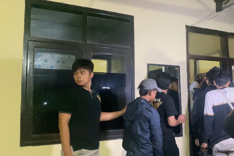 2 dari 13 orang oknum supporter Persija Jakarta yang diamankan kepolisian Polres Sukabumi Kota pada senin (23/9/2024) malam, jadi tersangka atas kasus perusakan rumah di Jalan Pajagalan Kota Sukabumi pada Senin (23/9/2024) sore.