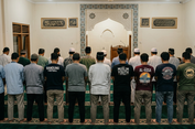 Hukum Shalat Pakai Kaos Bergambar, Boleh atau Tidak? Ini Penjelasan Ulama