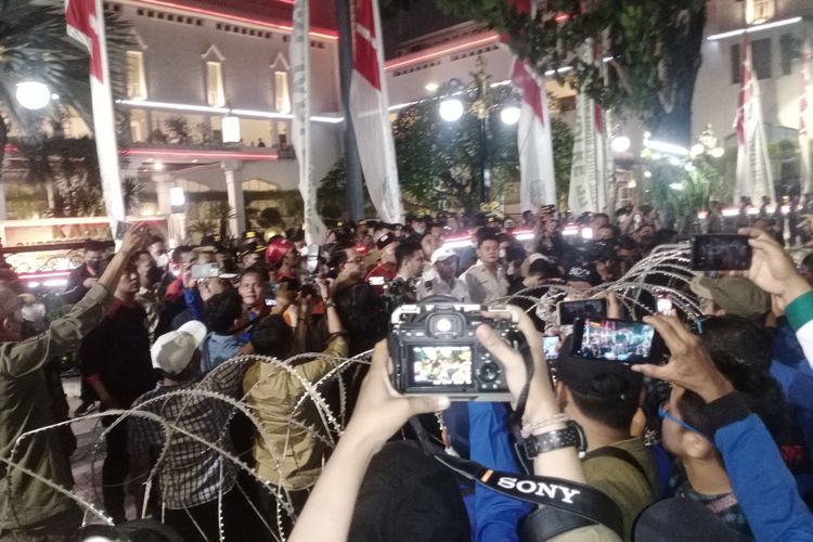 Wak Gubernur Jawa Timur saat memberi pernyataan di depan massa aksi Gerakan Serikat Pekerja (Gasper) Jatim di depan Kantor Gubernur Jatim, Senin (19/9/2022) petang.