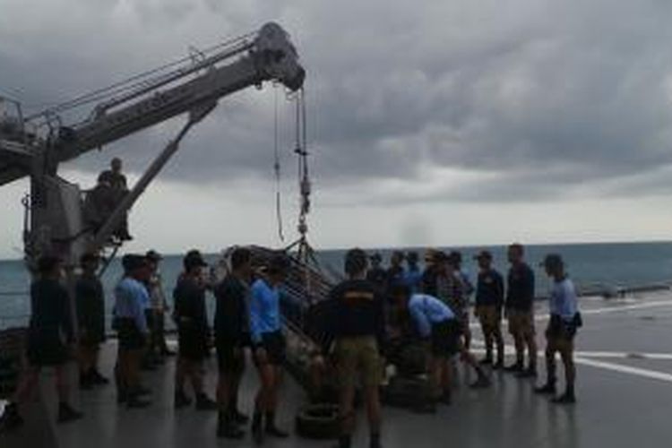 Tim penyelam gabungan TNI Angkatan Laut, Kamis (8/1/2015), bersiap melakukan pengangkatan ekor pesawat AirAsia QZ8501 yang jatuh di Selat Karimata, perairan dekat Pangkalan Bun, Kalimantan Tengah.