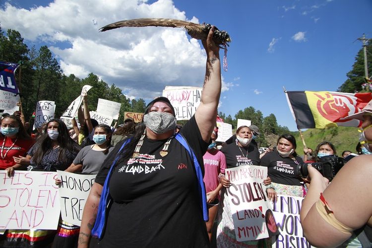 Demonstran penduduk asli Amerika berdemonstrasi di Keystone, S.D., menjelang kunjungan Presiden Donald Trump ke peringatan Jumat, 3 Juli 2020. Para pengunjuk rasa menganjurkan agar Black Hills dikembalikan ke orang-orang Lakota.