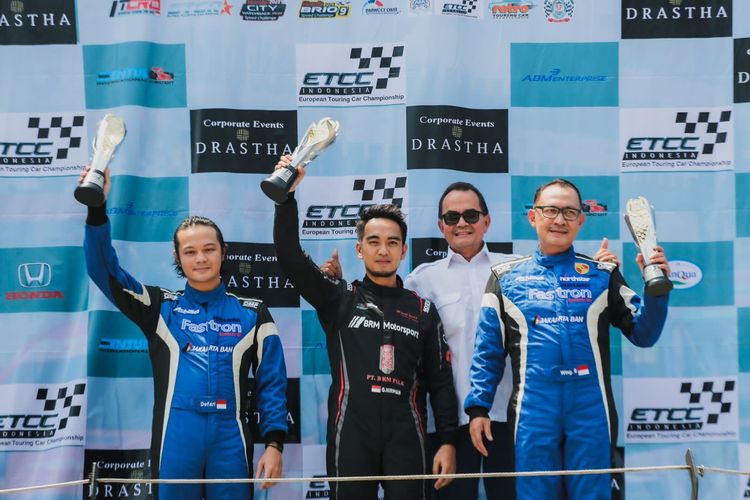 Glenn Nirwan meraih double winner usai menjadi pemenang di kelas ETCR dan ISTCR 3600 pada putaran ketiga Indonesian Sentul Series ot Motorsport (ISSOM) di Sirkuit Internasional Sentul, Bogor, Jawa Barat, Minggu (13/8/2023). 