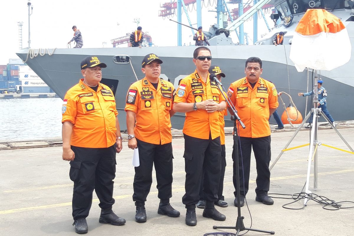 Kepala Basarnas Marsdya M Syaugi dan tim saat konferensi pers di JICT 2, Tanjung Priok, Jakarta Utara, Sabtu (3/11/2018)