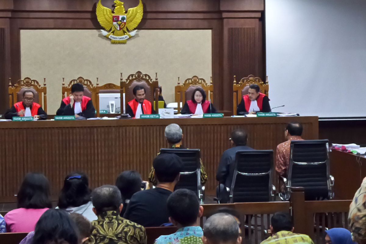 Gubernur Jawa Tengah Ganjar Pranowo, politisi Partai Golkar Agun Gunandjar dan Gubernur Bank Indonesia, Agus Martowardojo bersaksi di Pengadilan Tipikor Jakarta, Kamis (30/3/2017).