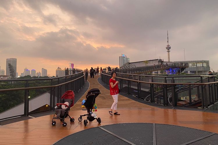 Suasana di skywalk Senayan Park, Selasa (7/3/2023). 