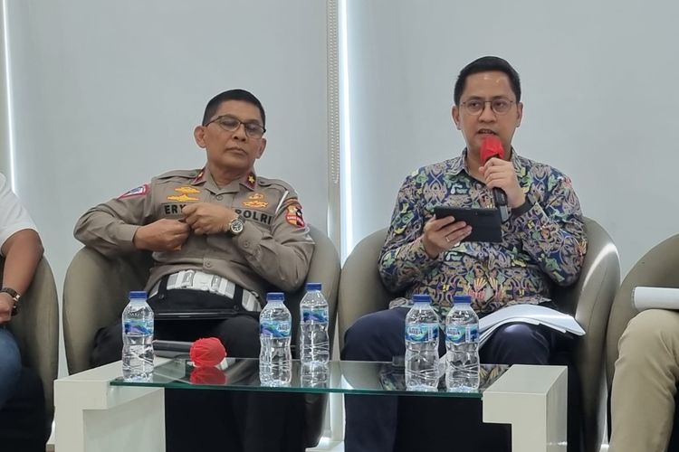 Direktur Keamanan dan Keselamatan (Dirkamsel) Korlantas Polri, Brigjen Pol Ery Nursatari dan Direktur Jalan Bebas Hambatan Direktorat Jenderal Bina Marga Kementerian PUPR, Triono Junoasmono saat acara diskusi Evaluasi Mudik dan Arus Balik Lebaran 2023 di Media Center Kementerian PUPR, Jakarta, Rabu (10/5/2023)..