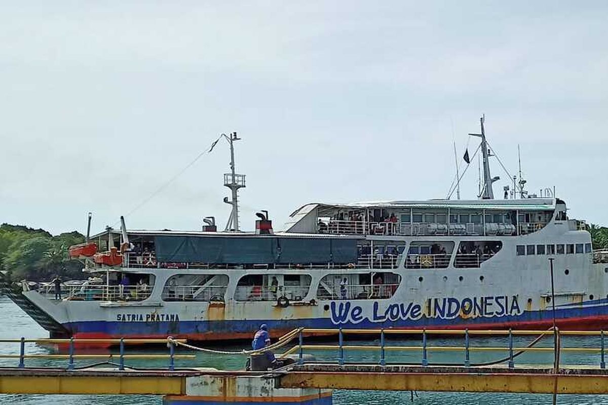 Pelabuhan Roro Tanjung Uban melayani rute ke Batam atau roro Batam Uban. Dari Pelabuhan Tanjung Uban menuju Telaga Punggur ditempuh sekitar 30 menit saja lantaran jarak Pelabuhan Uban ke Batam relatif dekat hanya 9 kilometer. Untuk jadwal kapal roro Batam Uban tersedia setiap hari.