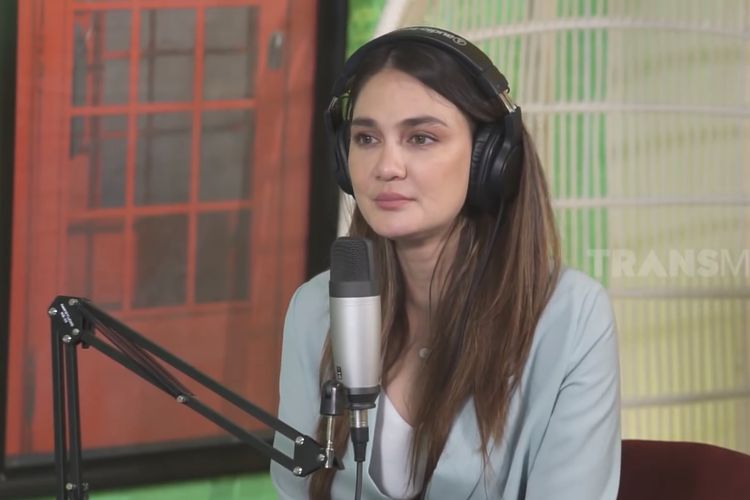 Luna Maya saat hadir dalam acara SIYAP BOS bersama Raffi Ahmad, Nagita Slavita dan Anwar. (Bidikan layar Instagram Trans7official). 