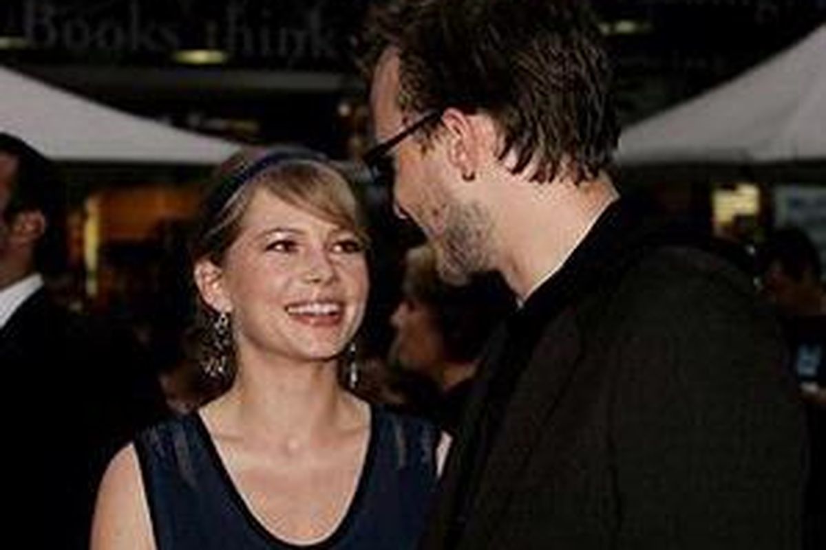 Heath Ledger dan Michelle Williams saat hadir pada pemutaran perdana Brokeback Mountain di Cinema Paris, 13 Januari 2006 di Sydney, Australia. Hubungan mereka berlanjut dan dari Michelle, Ledger mendapat seorang putri yang kini berusia dua tahun.