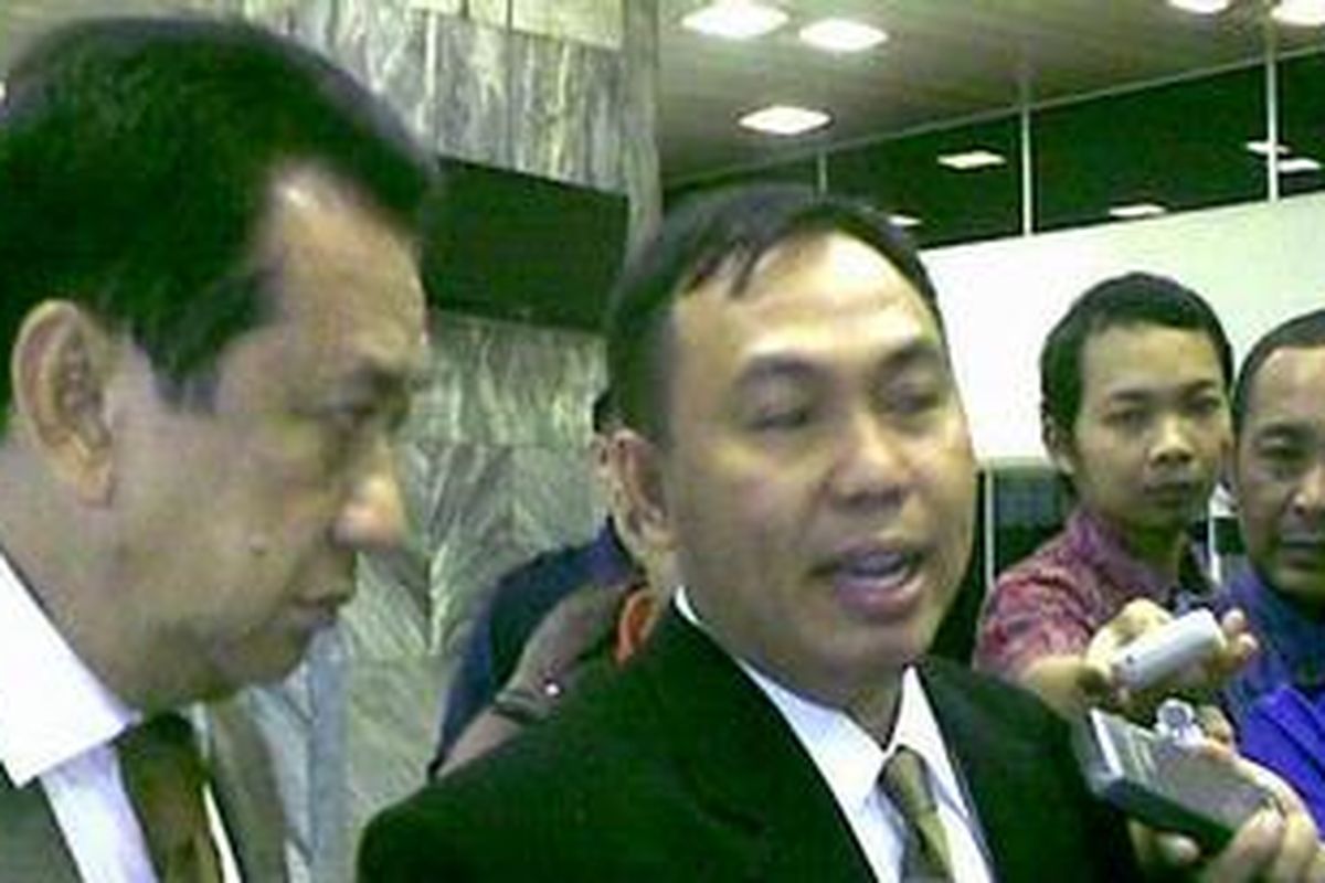 Gubernur Bengkulu nonaktif, Agusrin Najamudin usai bertemu dengan Ketua DPR RI Marzuki Alie dan Ketua MPR RI Taufik Kiemas, Selasa (14/6/2011).