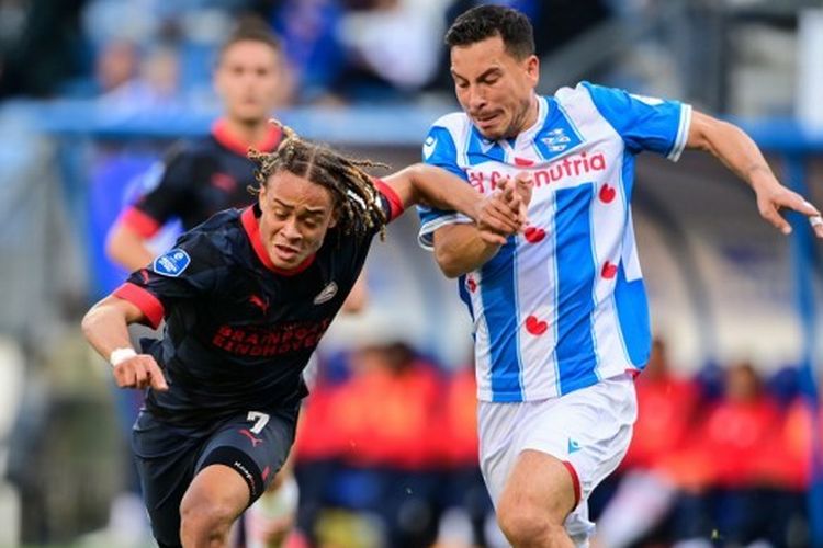 Pemain Endhoven, Xavi Simons, tengah berduel dengan pemain Heerenveens, Thom Haye, dalam lanjutan Liga Belanda antara Heerenveen vs PSV di Stadion Abe Lenstra pada 9 Oktober 2023. Thom Haye menjadi salah satu pemain keturunan yang masuk rencana naturalisasi PSSI.