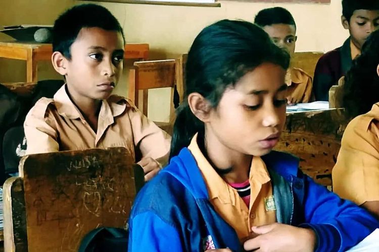 Karolina Verawati (11), anak yatim piatu yang tinggal sendirian sesudah orangtuanya meninggal dunia di Kampung Racang, Desa Colol, Kec. Lambaleda Timur,  Kab..Manggarai Timur, NTT, Kamis, (27/1/2022). (KOMPAS.com/Dok Staf PKH Manggarai Timur)