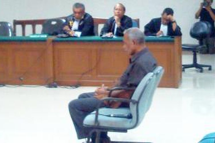 Bupati Biak Numfor Yesaya Sombuk saat mendengar putusan vonis di Pengadilan Tipikor, Jakarta, Rabu (29/10/2014).