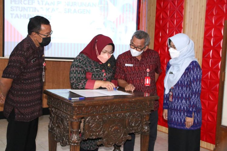 Bupati Sragen dr. Kusdinar Untung Yuni Sukowati, Sekda, Tatag Prabawanto, dan perwakilan Organisasi Perangkat Daerah (OPD) menandatangani komitmen penanganan stunting dalam acara Rembug Stunting dan Pengukuhan Tim Percepatan Penurunan Stunting (TPPS) Kabupaten Sragen Tahun 2022 di Aula Sukowati Setda Sragen, Selasa (28/06/2022).