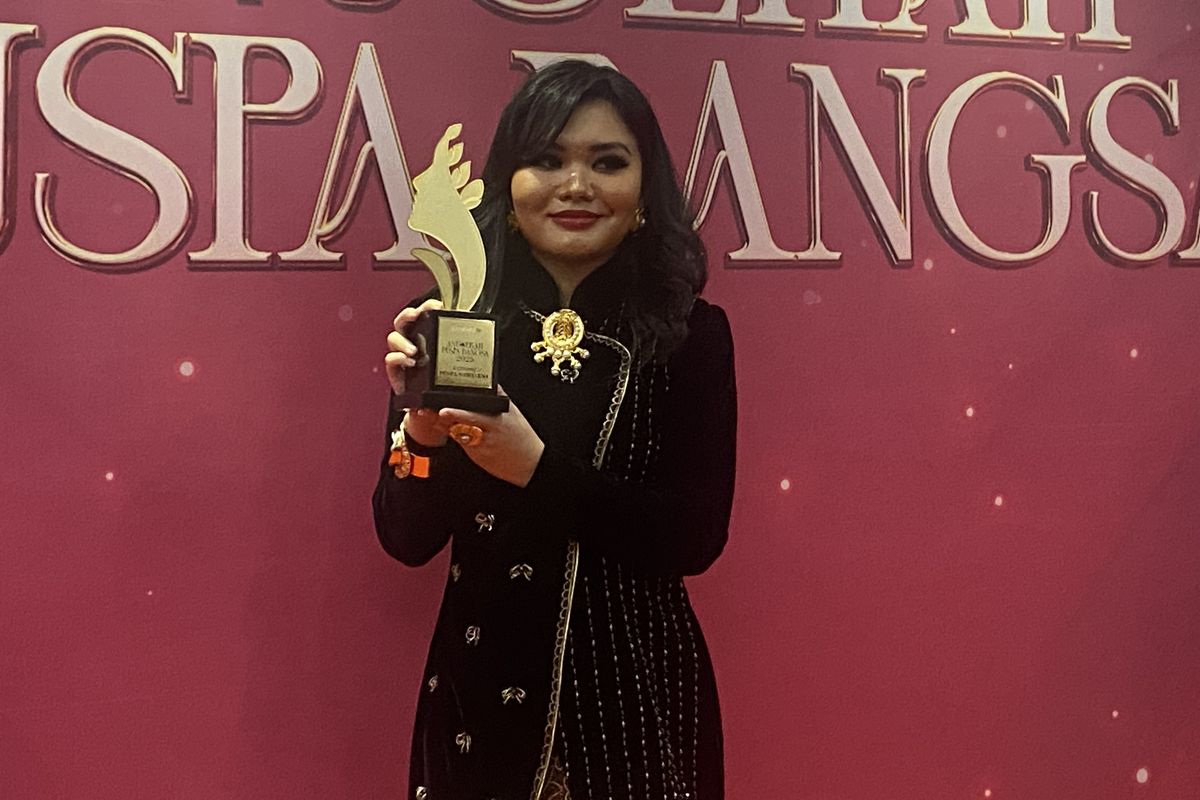 Cahaya Manthovani menghadiri ajang Anugerah Puspa Bangsa 2025 di Studio 1 Menara Kompas, Jakarta Pusat, Selasa (15/4/2025).