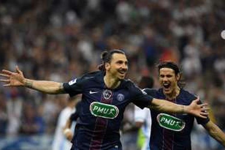Zlatan Ibrahimovic (kiri) melakukan perayaan gol saat Paris Saint-Germain menang 4-2 atas Olympique Marseille pada final Coupe de France di Stade de France, Sabtu (21/5/2016).