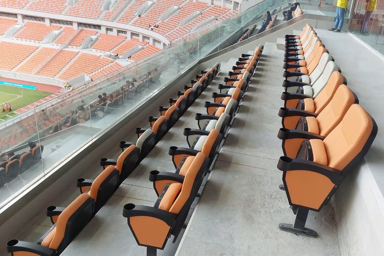 Tribun khusus yang terhubung dengan fasilitas corporate box di Jakarta International Stadium (JIS). 