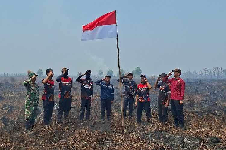 Kisah Relawan Damkar Palangka Raya Upacara di Atas Lahan Karhutla, Peringati HUT RI Ke-81