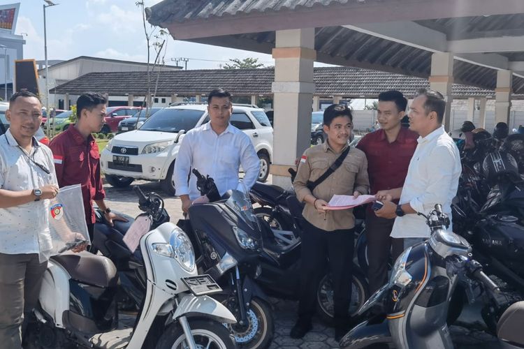 Tim penyidik Polda Bangka Belitung dengan sebagian barang bukti kasus Tipikor dana bergulir BPRS Mentok, Rabu (21/6/2023).