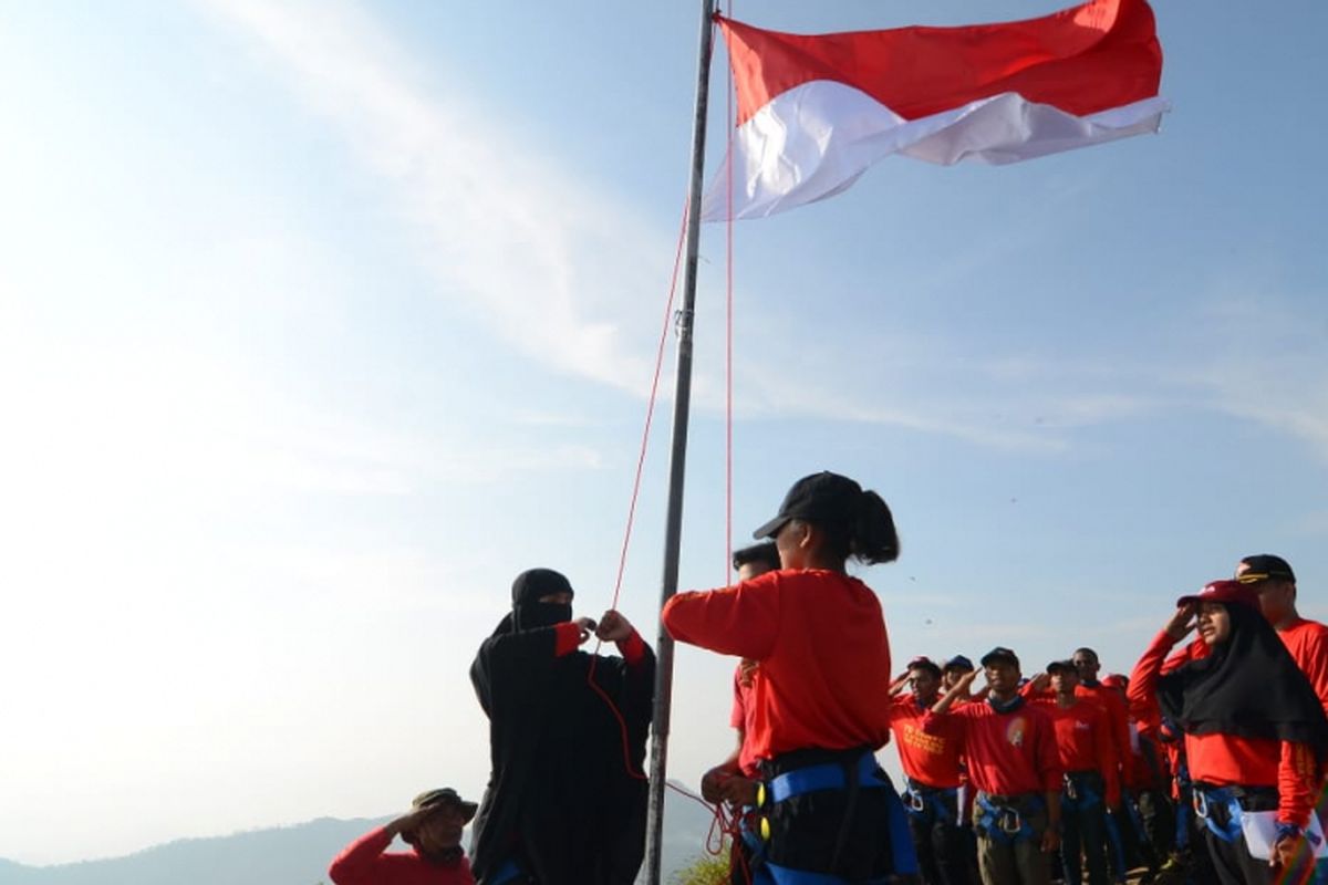 Selama empat hari peserta Ekspedisi Bhinneka Bagi Bangsa 2018 diajak berinteraksi dengan masyarakat di kawasan sekitar Jatiluhur, memanjat tebing, membaca ikrar Sumpah Pemuda, dan mengibarkan bendera Merah Putih di Gunung Parang, berkemah, dan menempuh ekspedisi air menggunakan rakit yang dibuat secara bergotong-royong. 