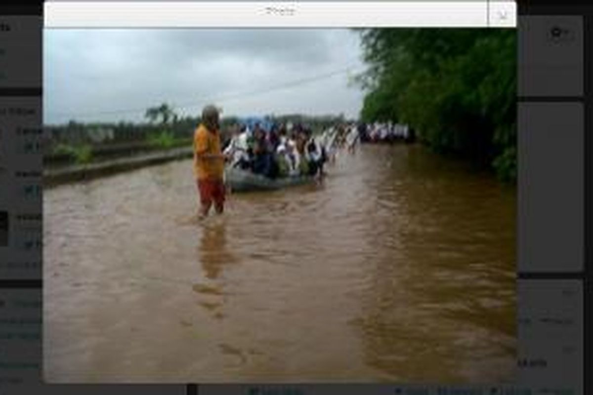 Pemilik akun @uukonen menunggah foto dari lokasi di depan SMP 120 Muara Kamal, Jakarta Utara, Jumat (17/1/2014) pagi.